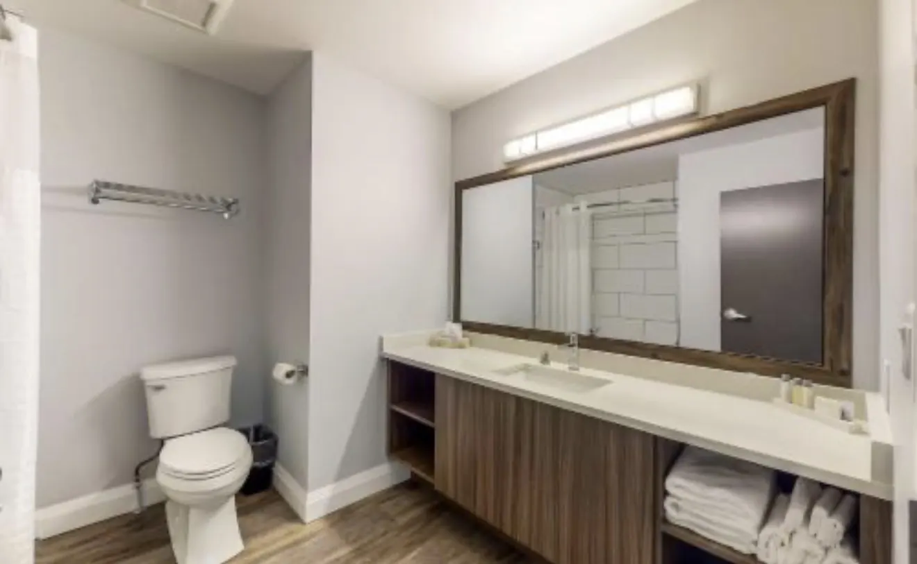 Modern guest bathroom at Park Inn by Radisson Osoyoos