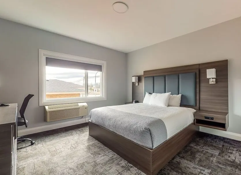 King bed room with desk and window at Park Inn by Radisson Osoyoos